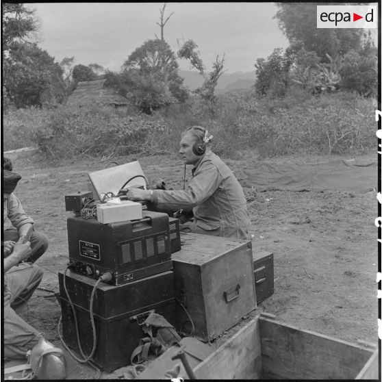 PC opérationnel d'une batterie de 75 mm SR parachutée dans le cadre de l'opération Castor sur Diên Biên Phu.