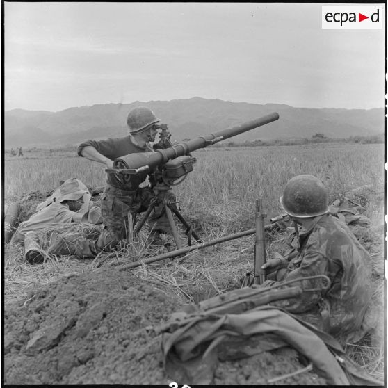 Mise en batterie d'un canon de 75 mm sans recul par un parachutiste du 35e RALP (régiment d'artillerie légère parachutiste), lors de l'opération Castor à Diên Biên phu.