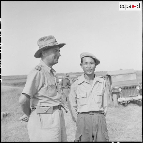 Un lieutenant-colonel du 5e REI (régiment étranger d'infanterie) et un sous-lieutenant commandant le poste de Phu My s'entretiennent.