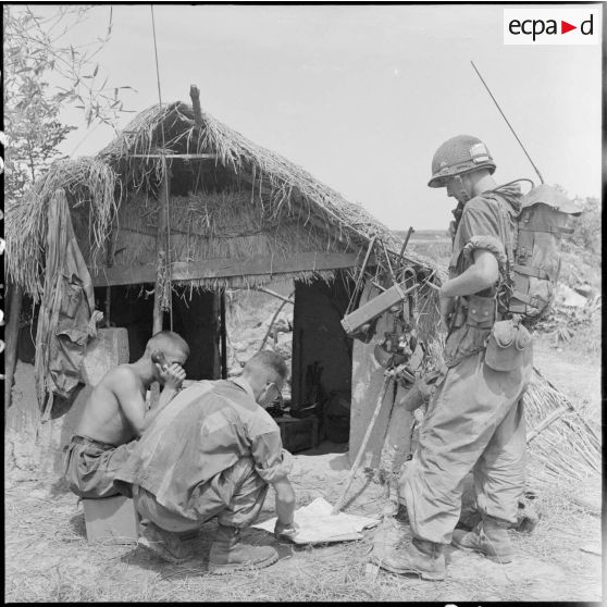 Transmissions radio depuis le poste de commandement avancé d'une compagnie du 2e BEP (bataillon étranger de parachutistes), lors de l'opération Brochet.