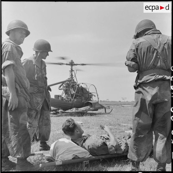 Evacuation sanitaire par hélicoptère Hiller 360 de soldats du 2e BEP (bataillon étranger de parachutistes) blessés lors de l'opération Brochet.