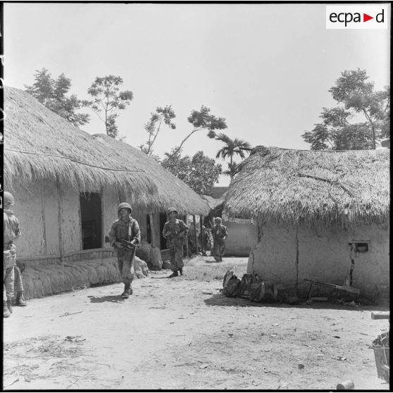 Traversée d'un village par les troupes du 2e BEP (bataillon étranger de parachutistes) lors de l'opération Brochet.