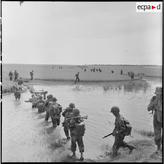 Traversée d'un arroyo par des éléments du 2e BEP (bataillon étranger de parachutistes) lors de l'opération Brochet.