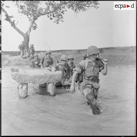 Traversée d'un arroyo par des éléments du 2e BEP (bataillon étranger de parachutistes) lors de l'opération Brochet.