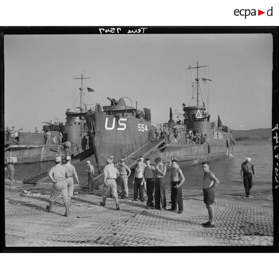 Débarquement des troupes de la 3e DIA (division d'infanterie algérienne) dans la baie de Saint-Tropez.