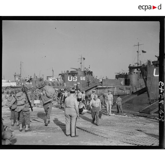 Débarquement des troupes de la 3e DIA (division d'infanterie algérienne) dans la baie de Saint-Tropez.