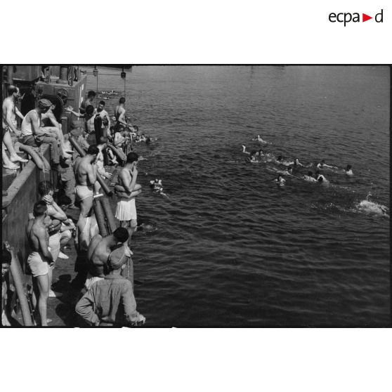 Dans la baie de Naples, des hommes du 1er Corps d'armée ont embarqué à bord de bâtiments LCI (landing craft infantry) en vue du débarquement allié sur les côtes de Provence (opération Anvil-Dragoon) en août 1944.