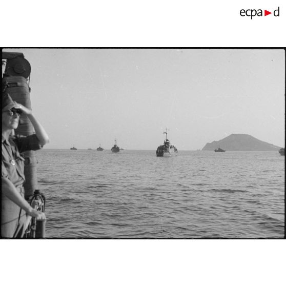 Dans la baie de Naples, des hommes du 1er Corps d'armée ont embarqué à bord de bâtiments LCI (landing craft infantry) en vue du débarquement allié sur les côtes de Provence (opération Anvil-Dragoon) en août 1944.