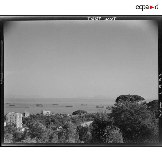 Dans la baie de Naples, les navires transportant les hommes du 1er Corps d'armée appareillent pour la France en vue du débarquement allié sur les côtes de Provence (opération Anvil-Dragoon) en août 1944.