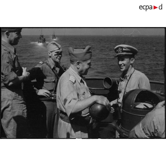 Partis de Naples, des officiers français et américains du 1er Corps d'armée à bord d'un transport de troupes font route pour la France en vue du débarquement allié sur les côtes de Provence (opération Anvil-Dragoon) en août 1944.