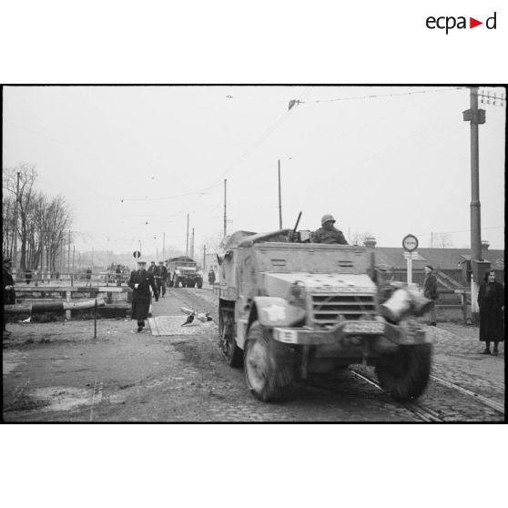 Half-track de la 2e DB revenant du quartier de Neudorf et se dirigeant vers le centre ville de Strasbourg.