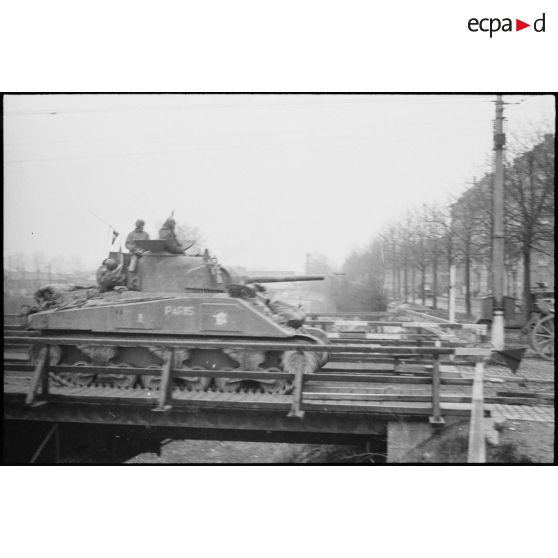 Le char Sherman "Paris" du 64e RA (régiment d'artillerie) qui fait partie du Groupement tactique Rémy, entre dans Strasbourg (Bas-Rhin).