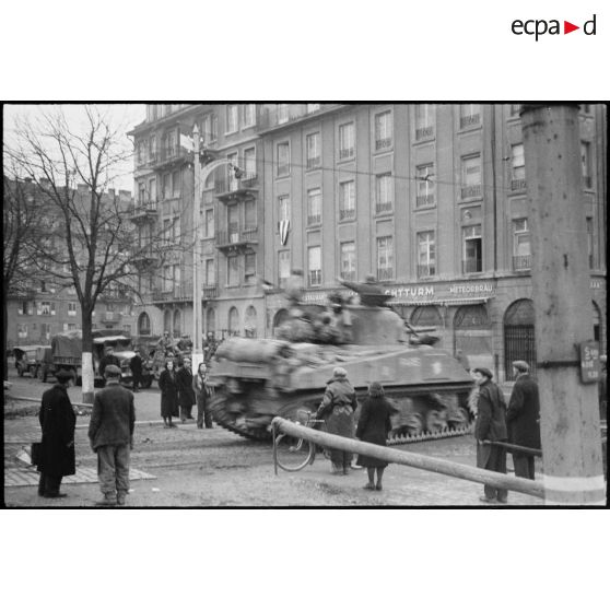 Le char Sherman "Paris" du 64e RA (régiment d'artillerie) qui fait partie du Groupement tactique Rémy, entre dans Strasbourg (Bas-Rhin).