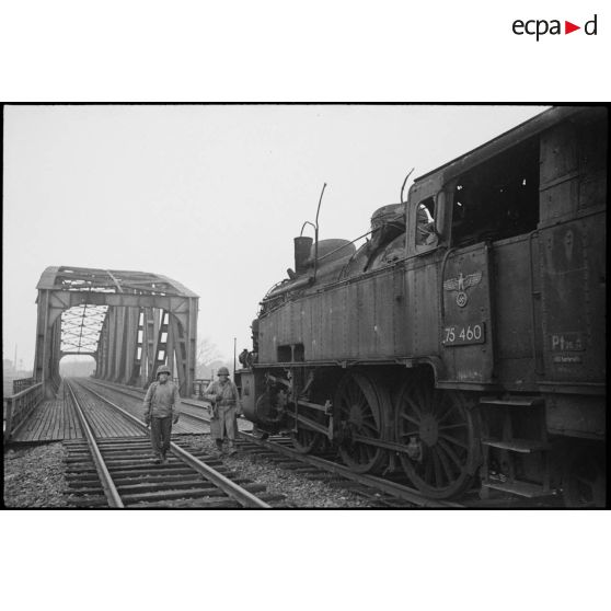 Locomotive allemande de la Deutche Reichsbahn (les chemins de fer du Reich) devant un pont ferroviaire à Strasbourg.