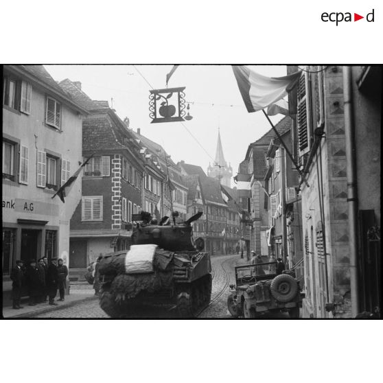 Char Sherman du 48e Tank bataillon de la 14e division d'infanterie américaine traversant Obernai (Bas-Rhin) en direction de Barr.