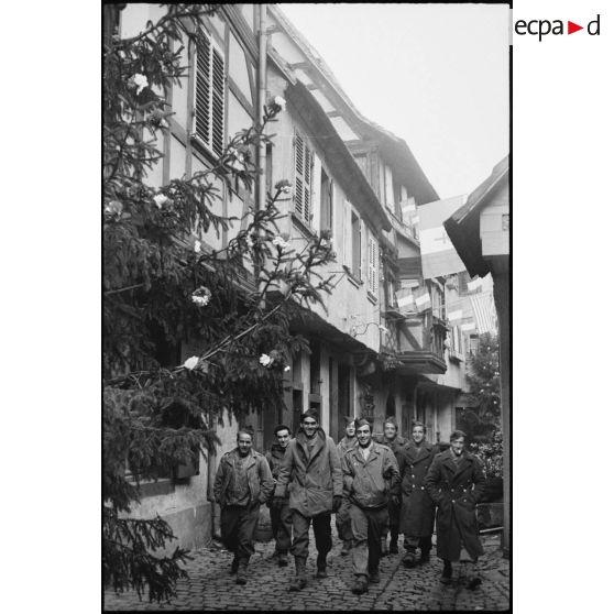 Hommes de la 2e DB (division blindée) dans les rues d'Obernai (BAs-Rhin) qu'ils viennent de libérer.