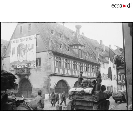 Véhicules du 1er RMSM de la 2e DB stationnés sur la place du marché à Obernai.