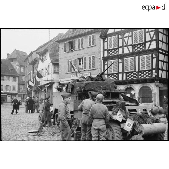 Véhicules du 1er RMSM de la 2e DB stationnés sur la place du marché à Obernai.