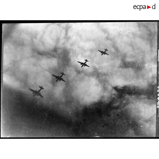 Vol en formation de bombardiers légers Douglas Boston Mk III du groupe de bombardement Lorraine.