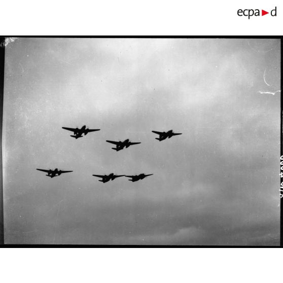 Vol en formation de bombardiers légers Douglas Boston Mk III du groupe de bombardement Lorraine.