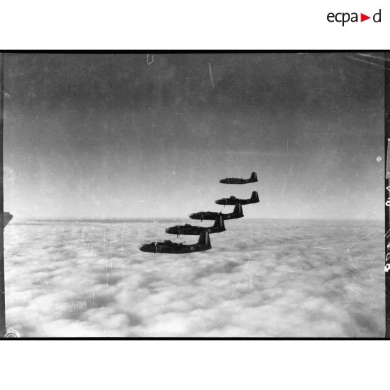 Vol en formation "echelon starboard" de bombardiers légers Douglas Boston Mk III du groupe de bombardement Lorraine.