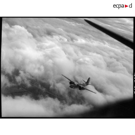 Vol en formation d'un bombardier léger Douglas Boston Mk III du groupe de bombardement Lorraine.