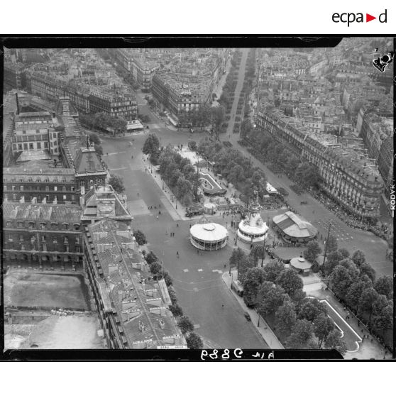 Vue aérienne des cérémonies du 14 juillet 1946 à Paris. Les premières troupes à pied arrivent place de la République.