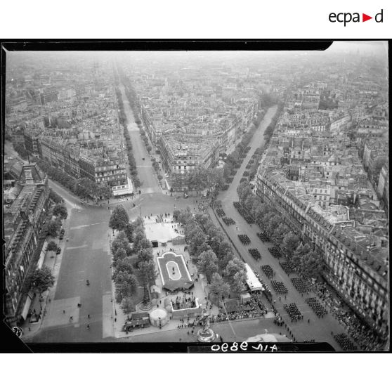 Vue aérienne des cérémonies du 14 juillet 1946 à Paris. Les ouvriers d’armement défilent place de la République.