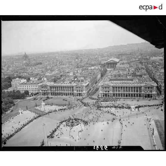 Vue aérienne des cérémonies du 14 juillet 1946 à Paris. Venant des grands boulevards, la Garde républicaine de Paris arrive sur la place de la Concorde.