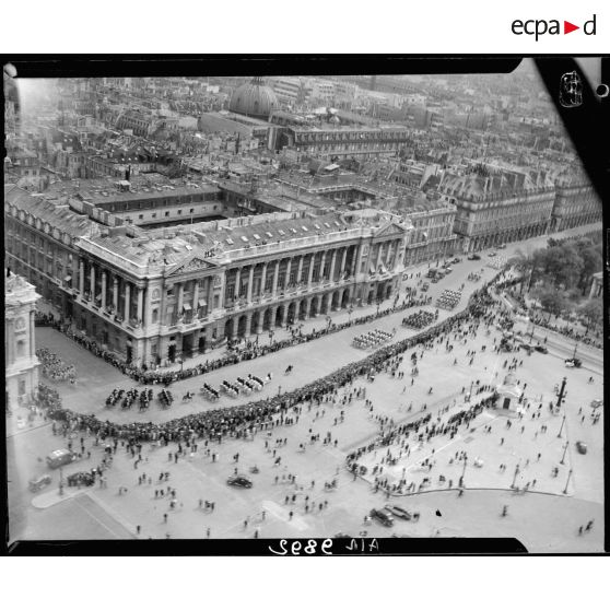 Vue aérienne des cérémonies du 14 juillet 1946 à Paris. Défilé de troupes à cheval sur la place de la Concorde.