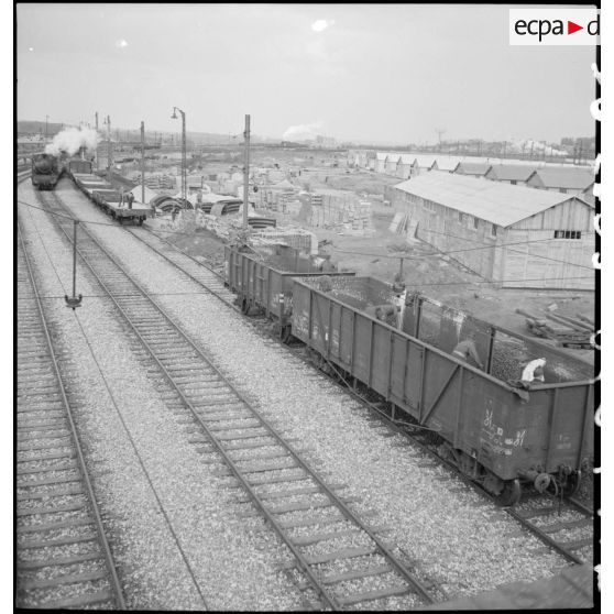 Des soldats vident des wagons de houille près de la gare ferroviaire de Massy.