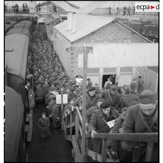 Plan d'ensemble, en plongée d'un quai de la gare de Massy où des permissionnaires descendent d'un train.