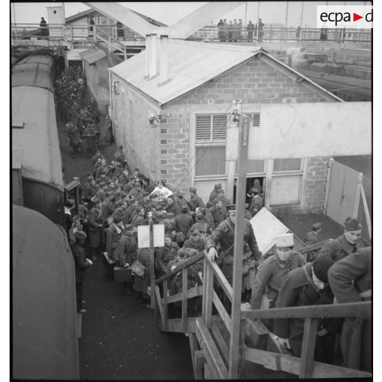 Plan d'ensemble, en plongée d'un quai de la gare de Massy où des permissionnaires descendent d'un train.