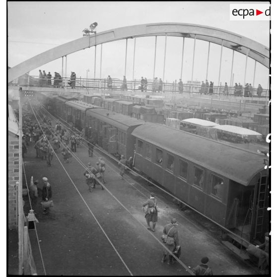 Plan général de la gare de Massy où des permissionnaires descendent d'un train.