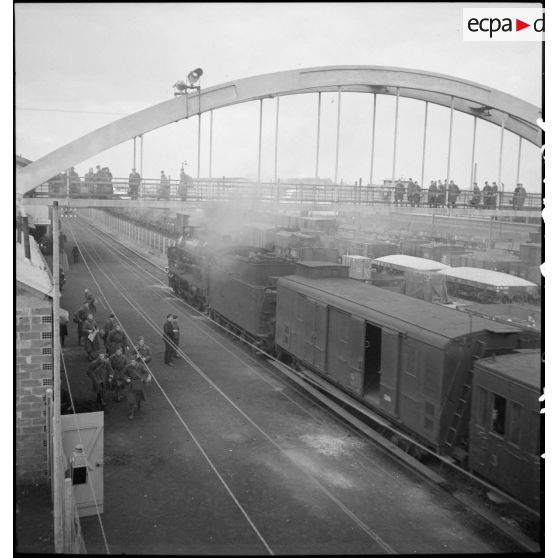 Un train, dont la locomotive est du type 141, entre en gare de Massy.