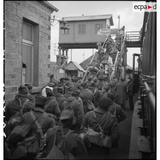 Des permissionnaires, en provenance de la zone des armées, débarquent d'un train à la gare de Massy-Palaiseau.