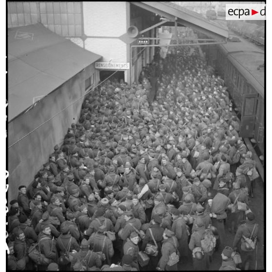 Des permissionnaires, en provenance de la zone des armées, débarquent d'un train à la gare de Massy-Palaiseau.