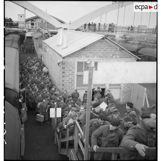 Des permissionnaires, en provenance de la zone des armées, débarquent d'un train à la gare de Massy-Palaiseau.