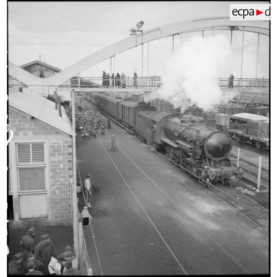 Un train, dont la locomotive est du type 141, entre en gare de Massy.