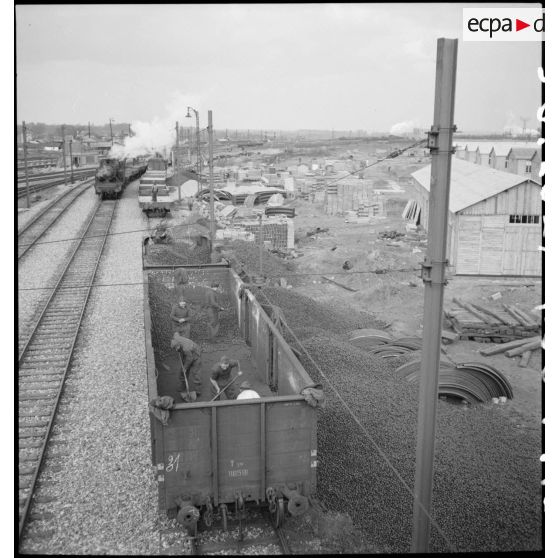 Des soldats vident des wagons de houille près de la gare ferroviaire de Massy.