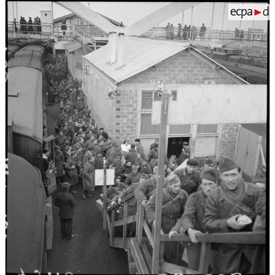 Plan d'ensemble, en plongée d'un quai de la gare de Massy où des permissionnaires descendent d'un train.