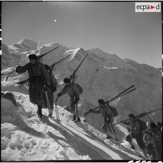 Skis sur l'épaule, des éclaireurs-skieurs du 199e BCHM gravissent en colonne une pente enneigée du Brévent.