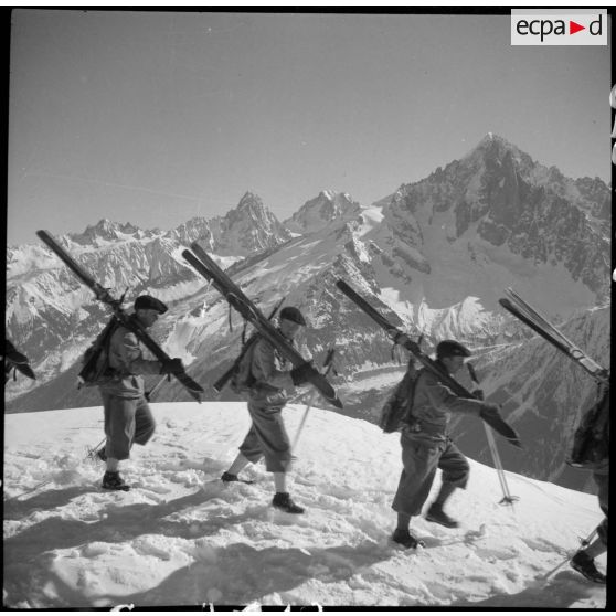 Skis sur l'épaule, des éclaireurs-skieurs du 199e BCHM gravissent en colonne une pente enneigée du Brévent.