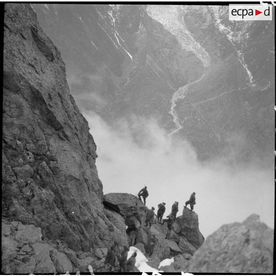 Des éclaireurs du 199e BCHM escaladent l'aiguillette d'Argentière.