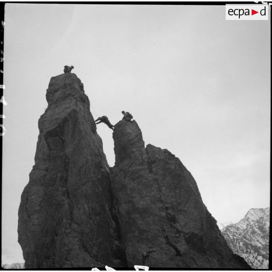 Des éclaireurs du 199e BCHM escaladent l'aiguillette d'Argentière.