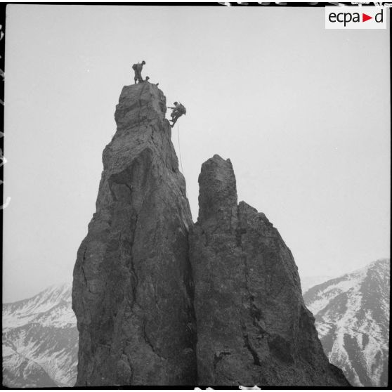 Des éclaireurs du 199e BCHM escaladent l'aiguillette d'Argentière.