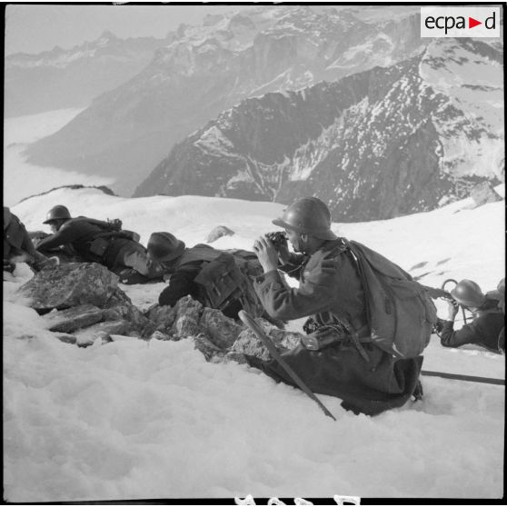 Des éclaireurs du 86e BCA sont postés dans la neige, ils sont photographiés de profil en plan général.