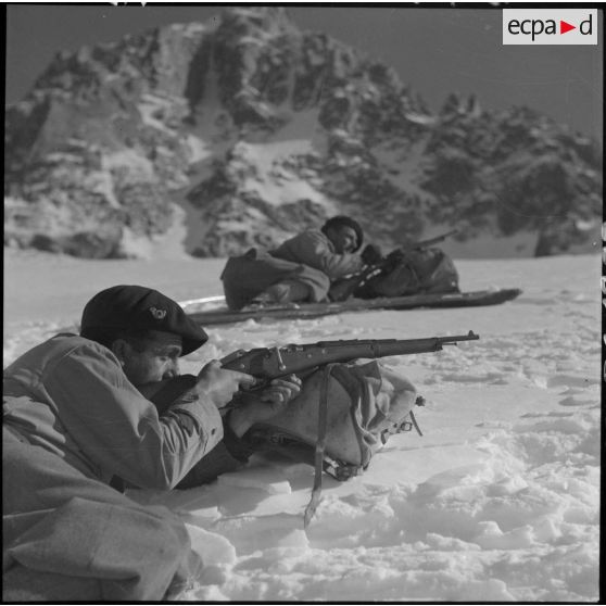 Eclaireurs skieurs du 199e BCHM postés dans la neige.