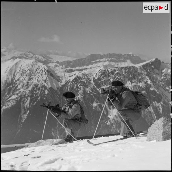 Eclaireurs skieurs du 199e bataillon de chasseurs de haute montagne (BCHM) en position de tir au-dessus de Chamonix.