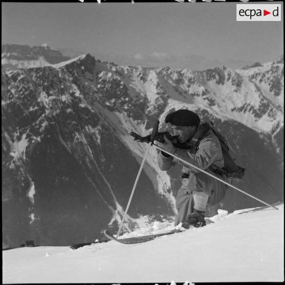 Eclaireur skieur du 199e BCHM en position de tir au-dessus de Chamonix.